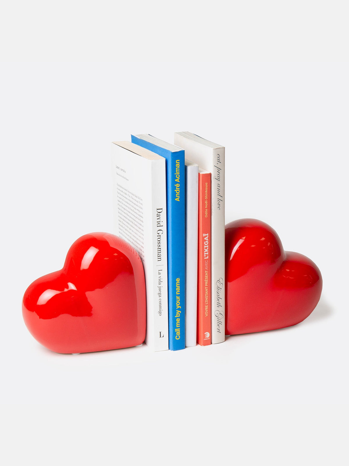 Paire de serre-livres DOIY Love encadrant plusieurs livres.
