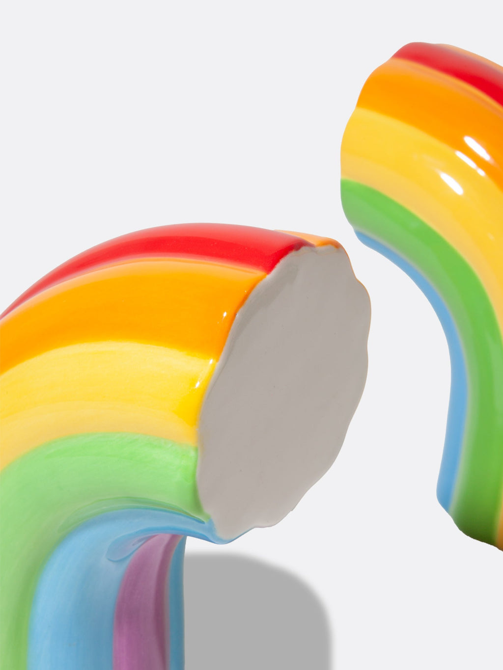 Détail du relief et des bandes colorées des serre-livres Rainbow.