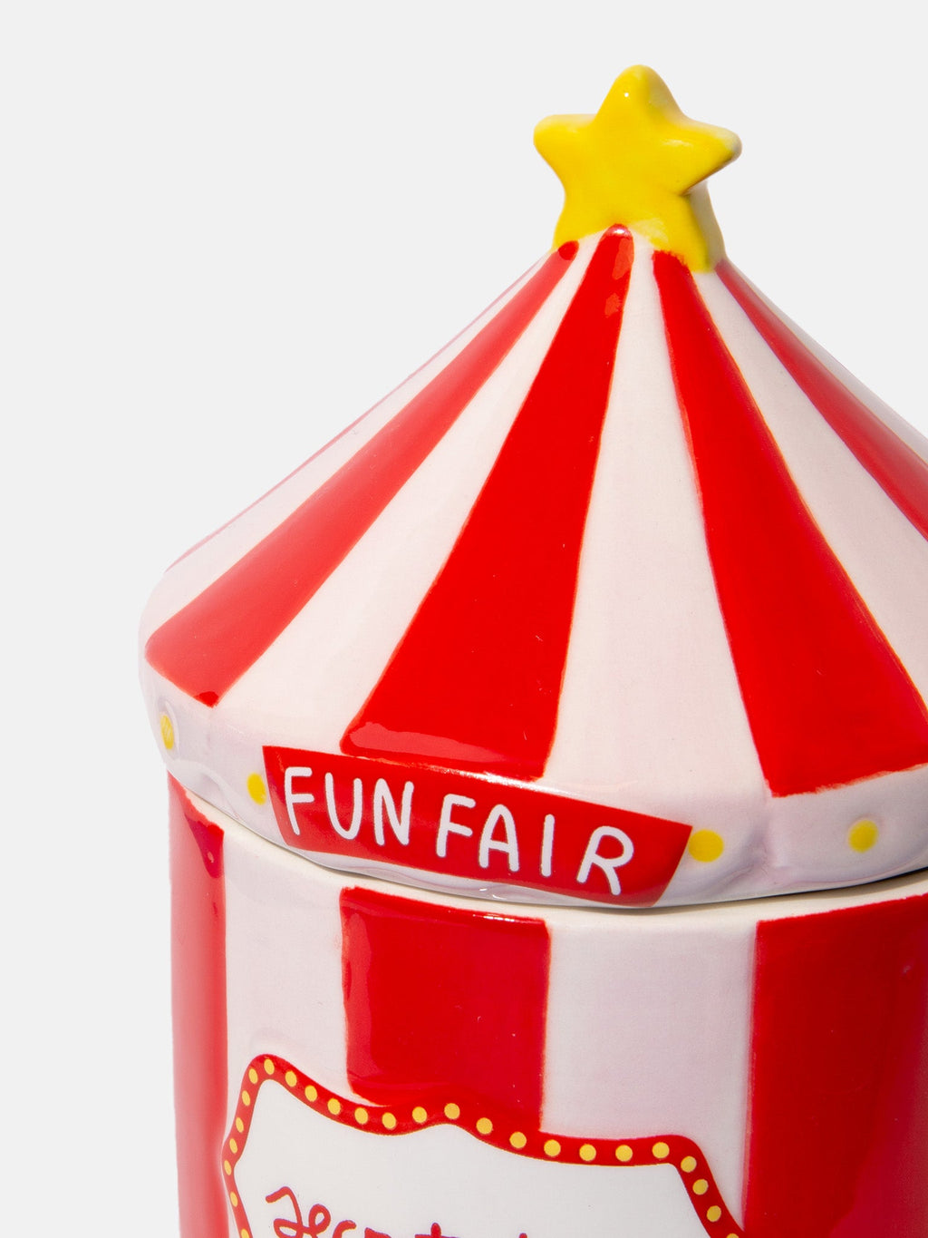 Détail du couvercle rayé et de l’inscription peinte de la boîte Funfair.