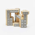 Areaware Blockitecture Brutalism : composition architecturale en bois sur fond clair.