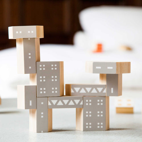 Areaware Blockitecture Brutalism : composition de blocs dans un décor intérieur.