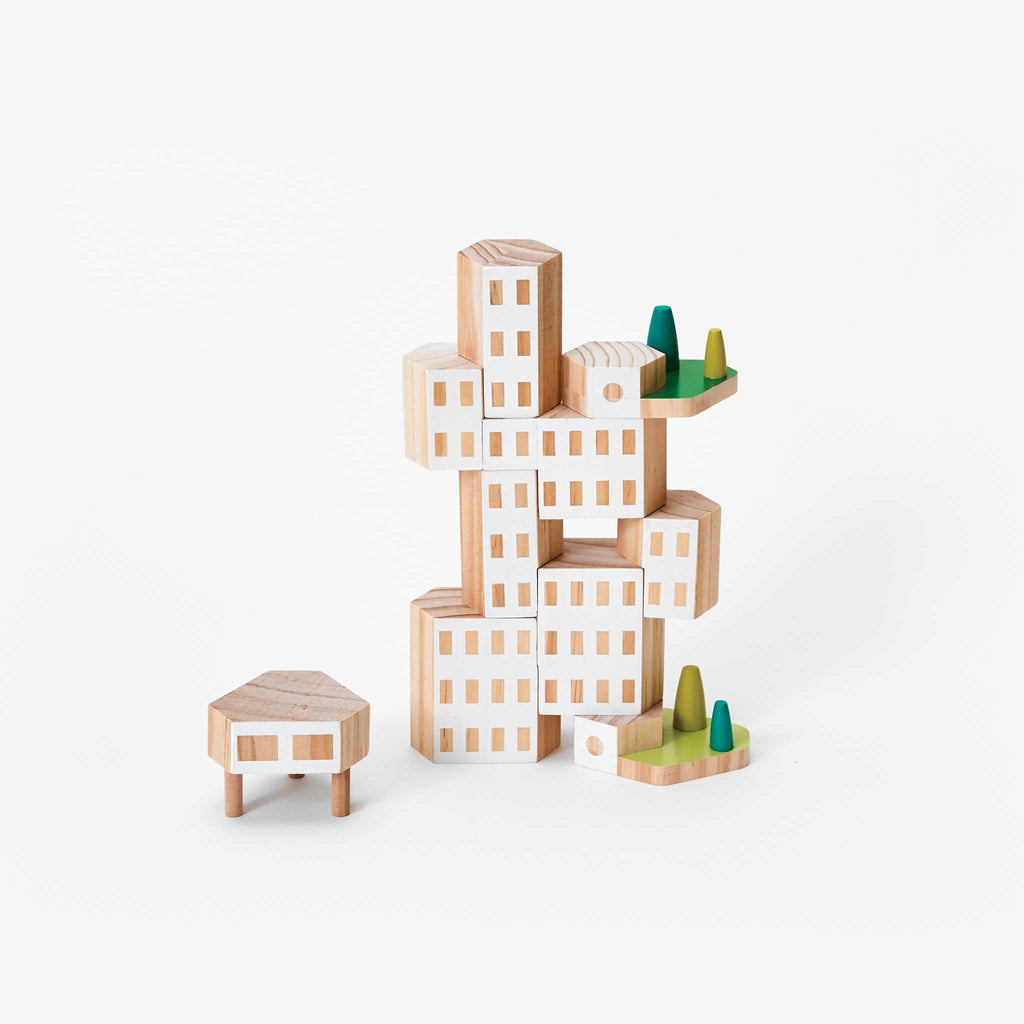 Areaware Blockitecture Garden City : composition architecturale en bois sur fond clair.