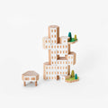 Areaware Blockitecture Garden City : composition architecturale en bois sur fond clair.