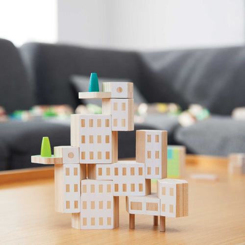 Areaware Blockitecture Garden City : composition de blocs dans un décor intérieur.