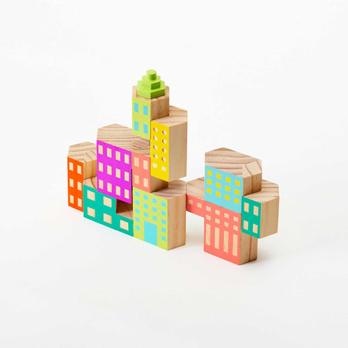Areaware Blockitecture Deco : composition architecturale en bois sur fond clair.