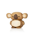 Kozi de Lucie Kaas, koala en bois vu de face sur fond blanc.