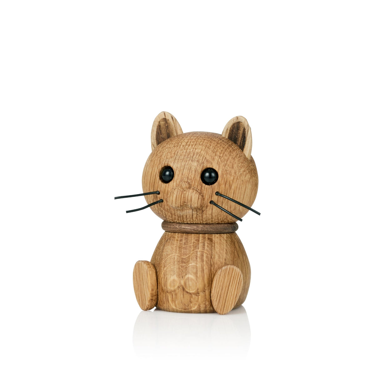 Misse de Lucie Kaas, chat en bois assis avec moustaches sur fond blanc.