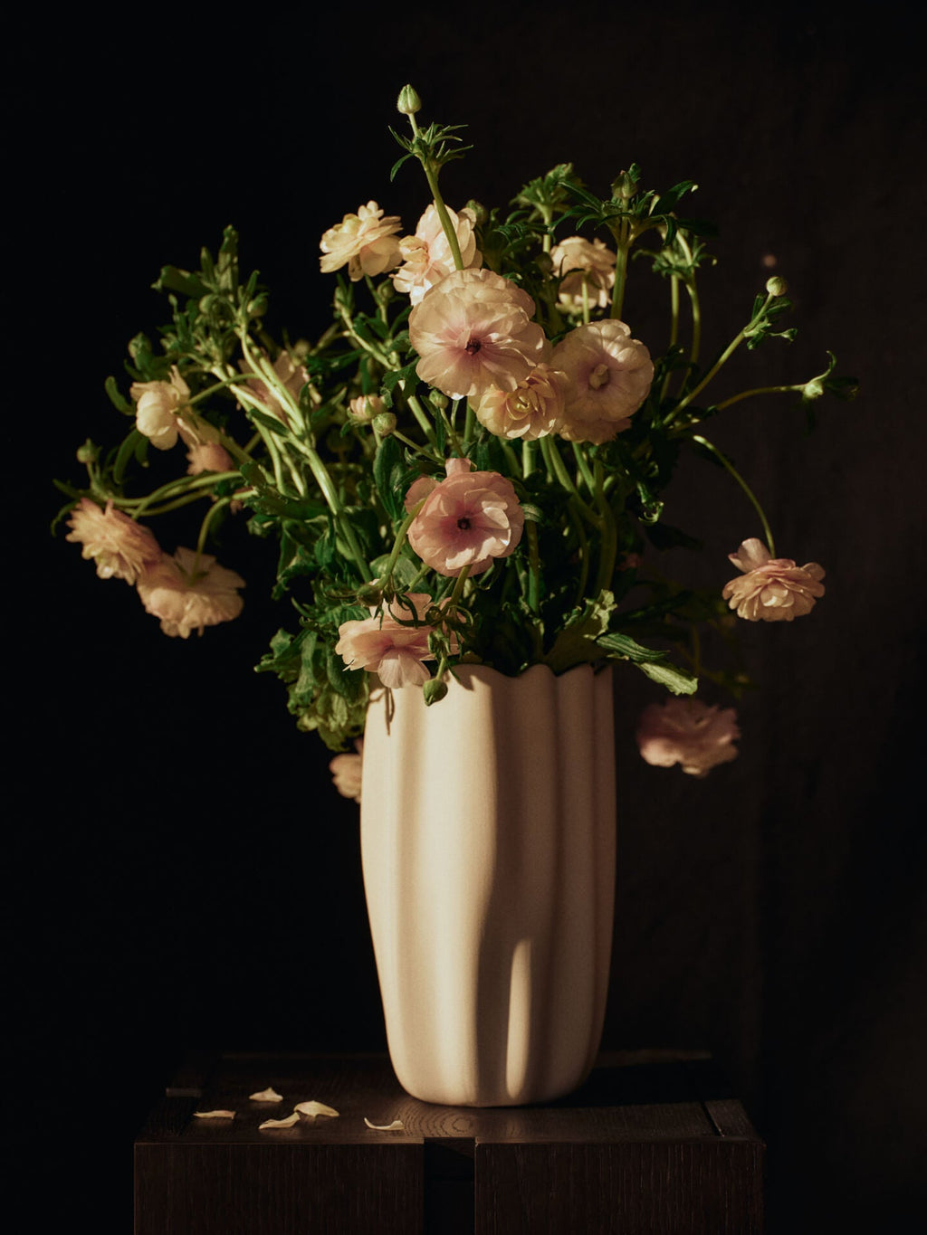 Vase Nium blanc cassé avec un bouquet de fleurs roses