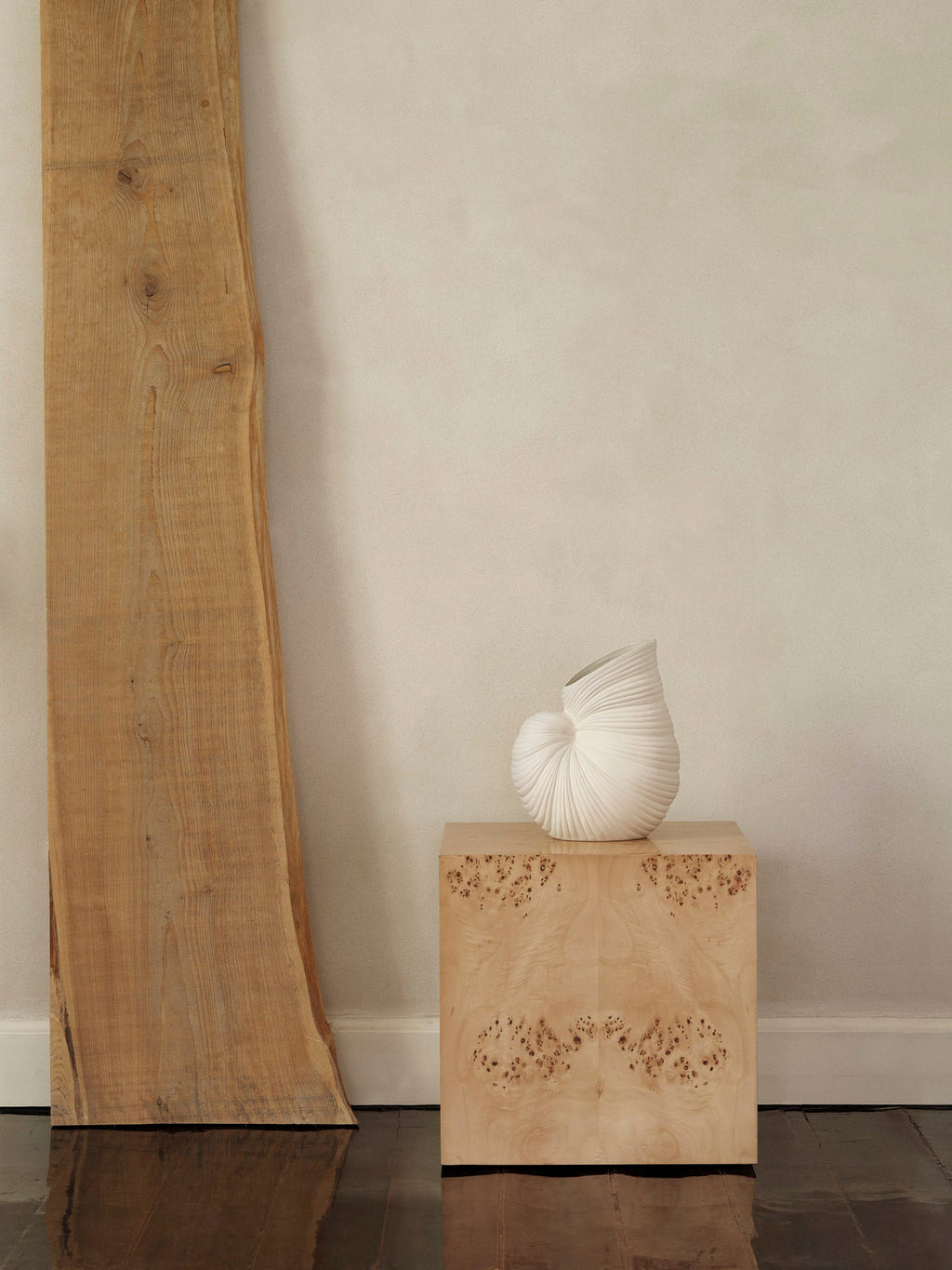 Vase Shell blanc cassé sans fleurs sur un socle en bois