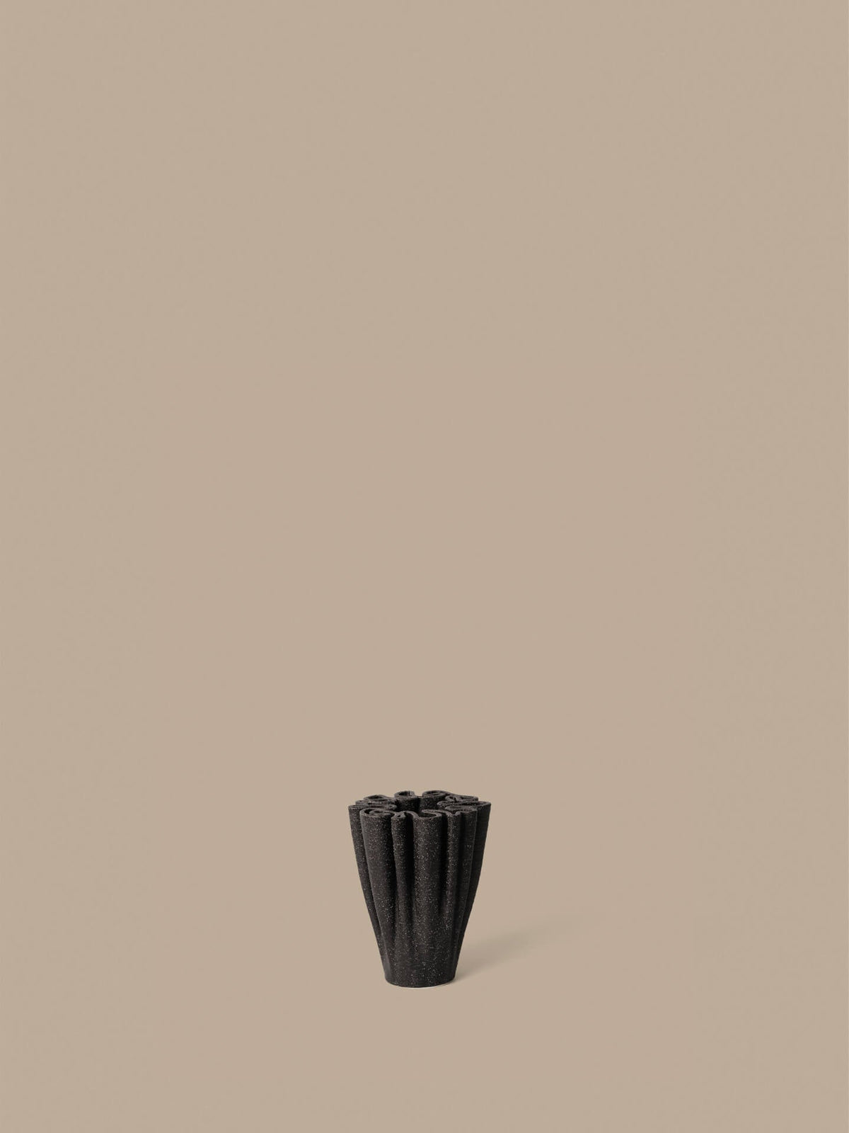Petit vase Dedali brun foncé présenté seul sur un fond neutre