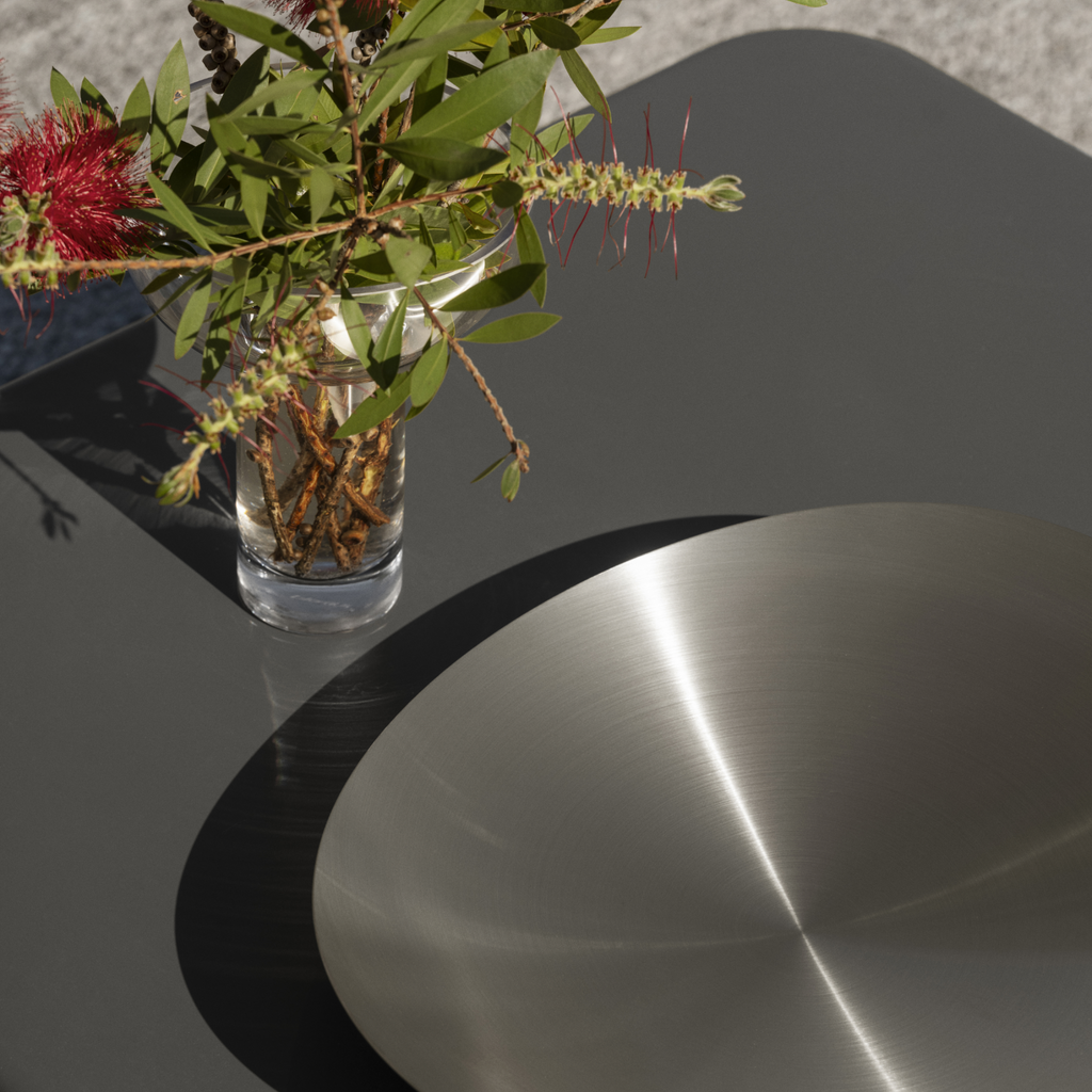 Détail du vase Miyabi haut transparent et des tiges vues en plongée