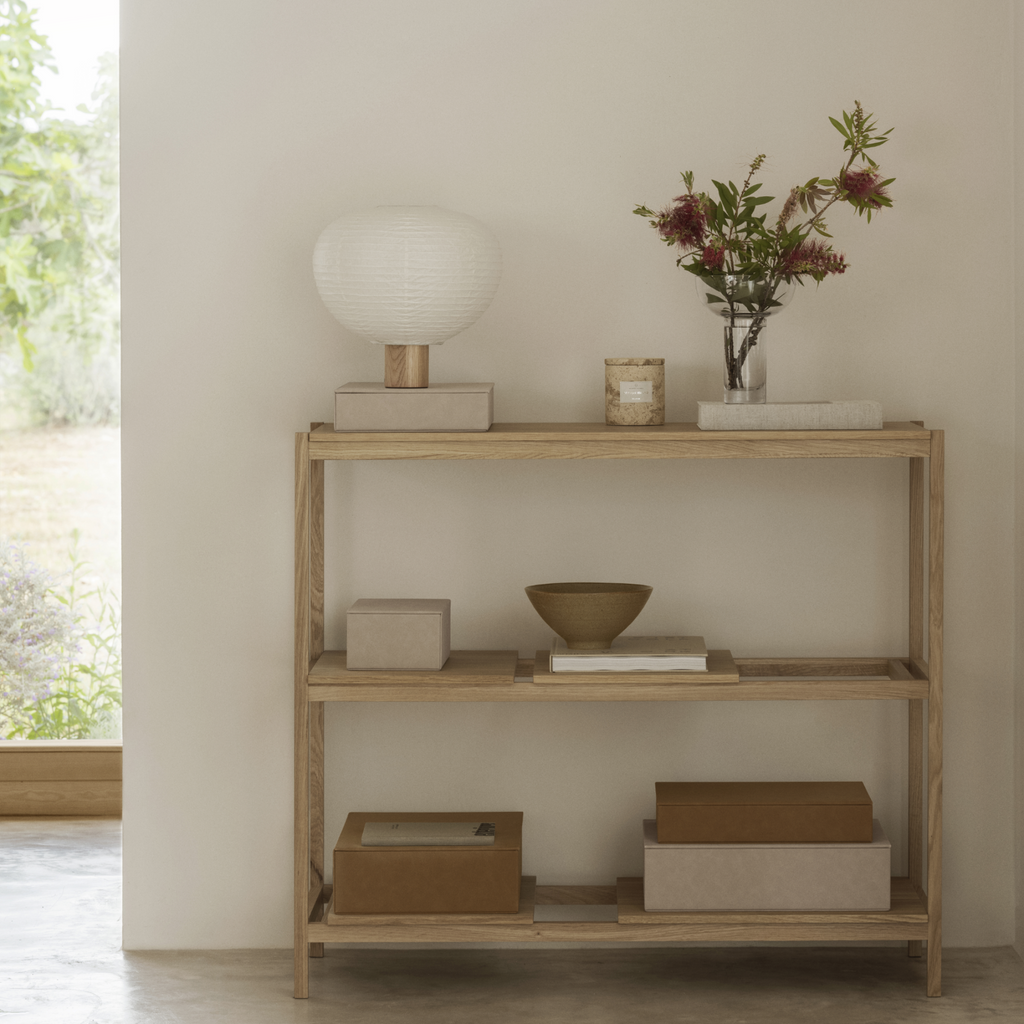Vase Miyabi haut transparent avec un bouquet sur une étagère