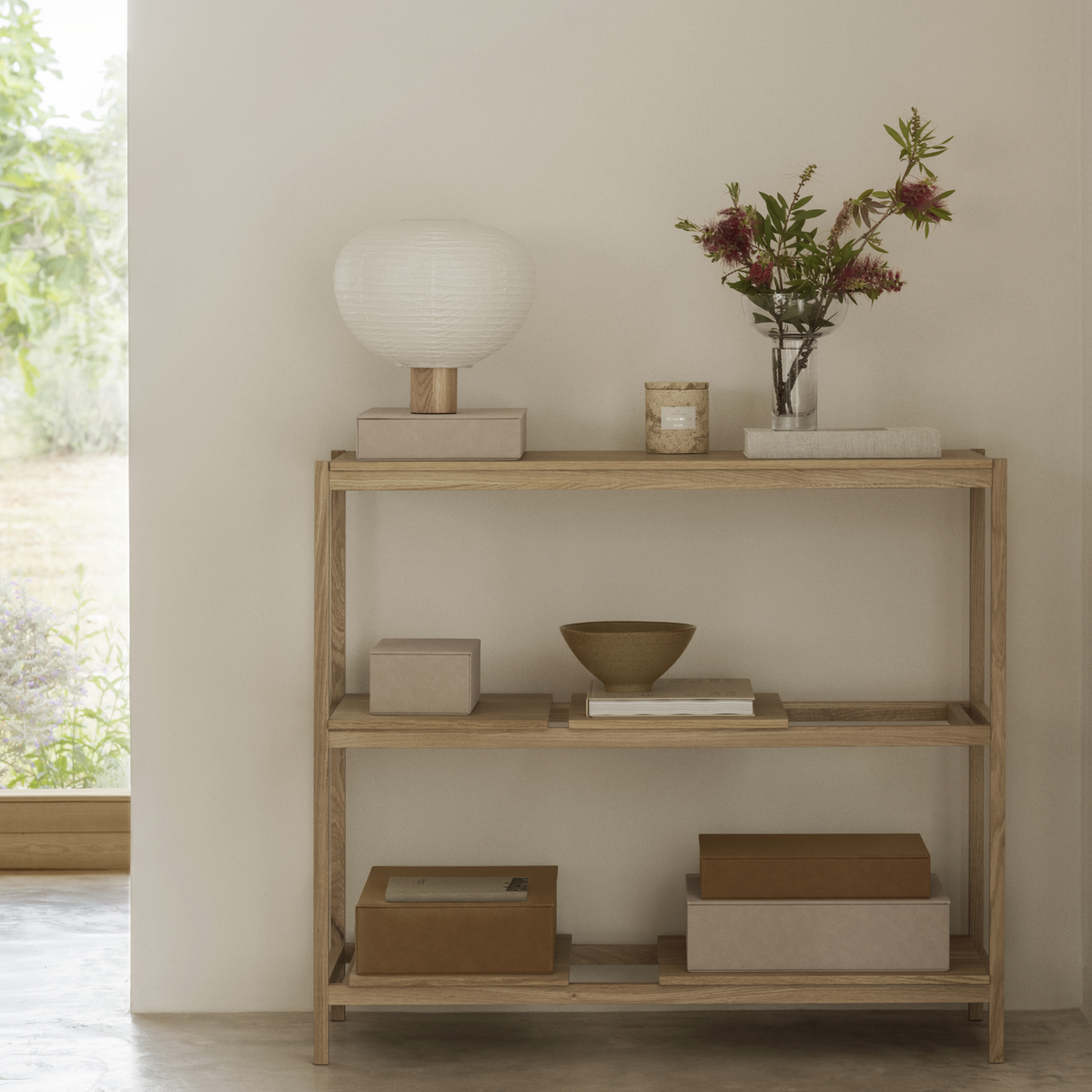 Vase Miyabi haut transparent avec un bouquet sur une étagère