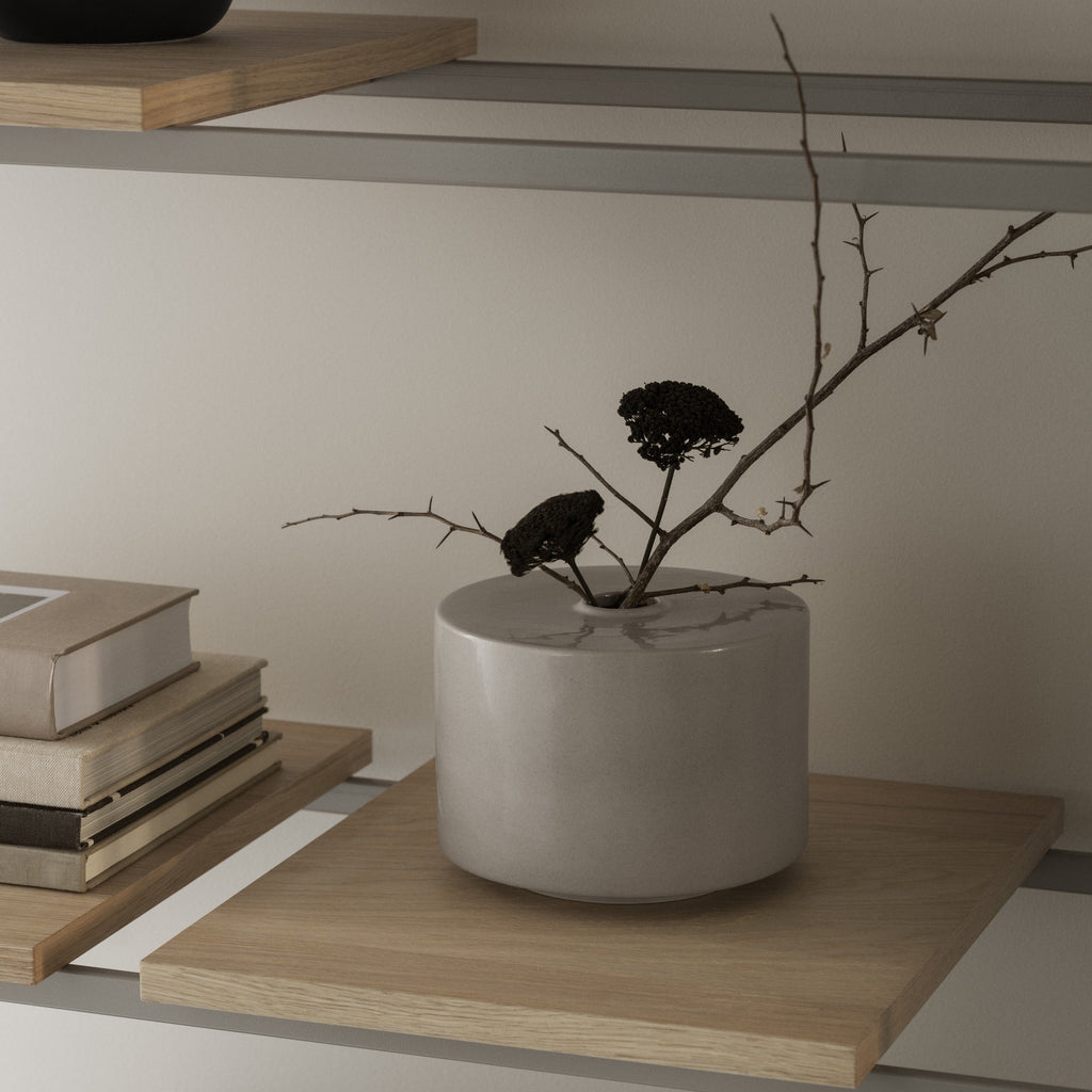 Vase Makoto Moonbeam avec des branches sur une étagère
