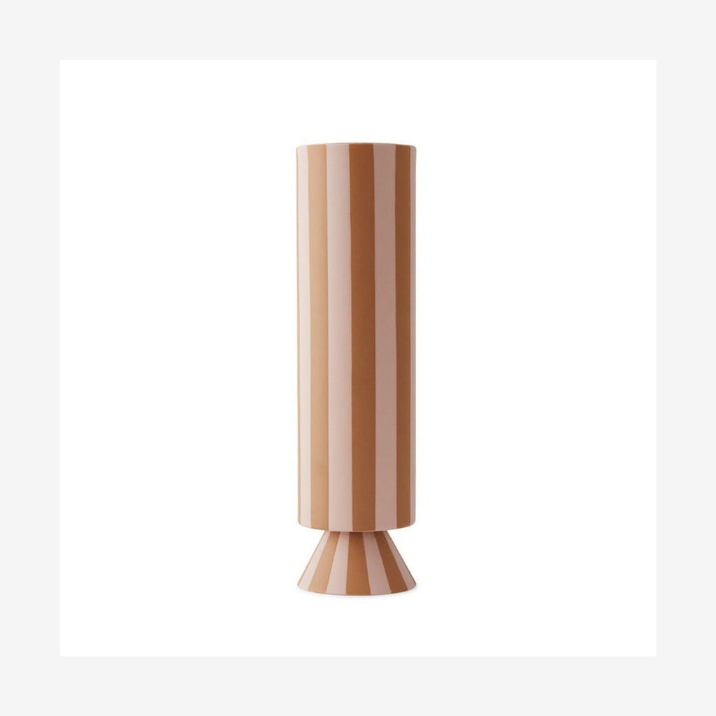 Vase Toppu haut rayé caramel et rose présenté de face sur fond blanc